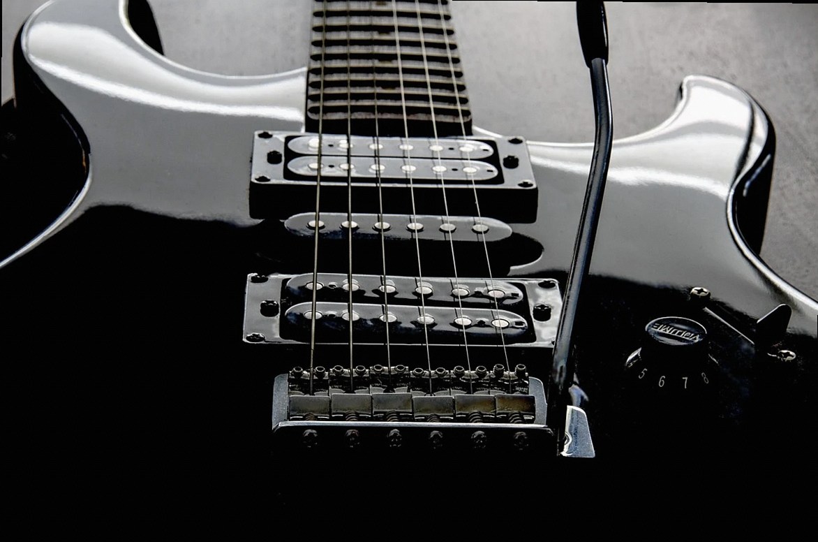 guitare électrique avec cordes, micros, chevalet et potentiomètre, instrument de musique à cordes